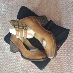 Freebird Randi Tan size 9